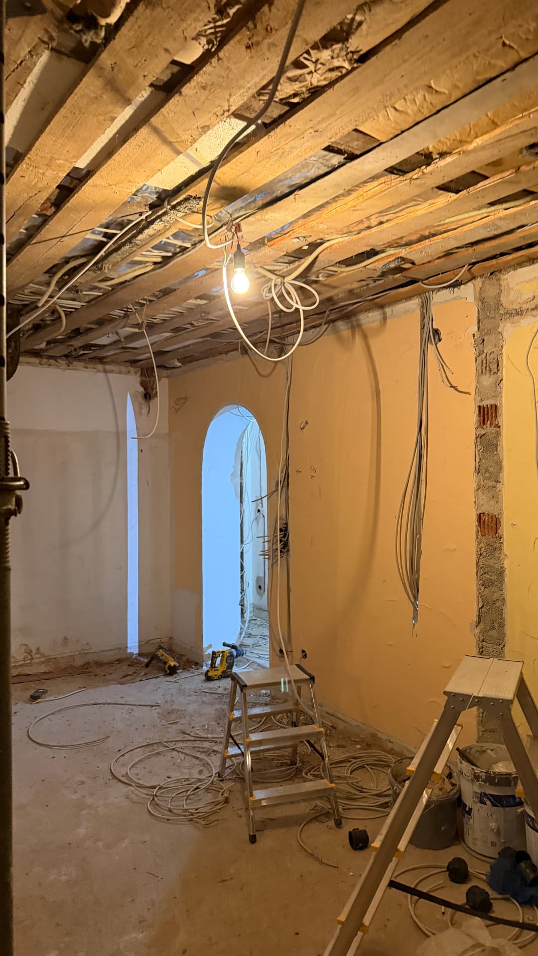 Elektroinstallation im Rohbau mit Baustellenbeleuchtung